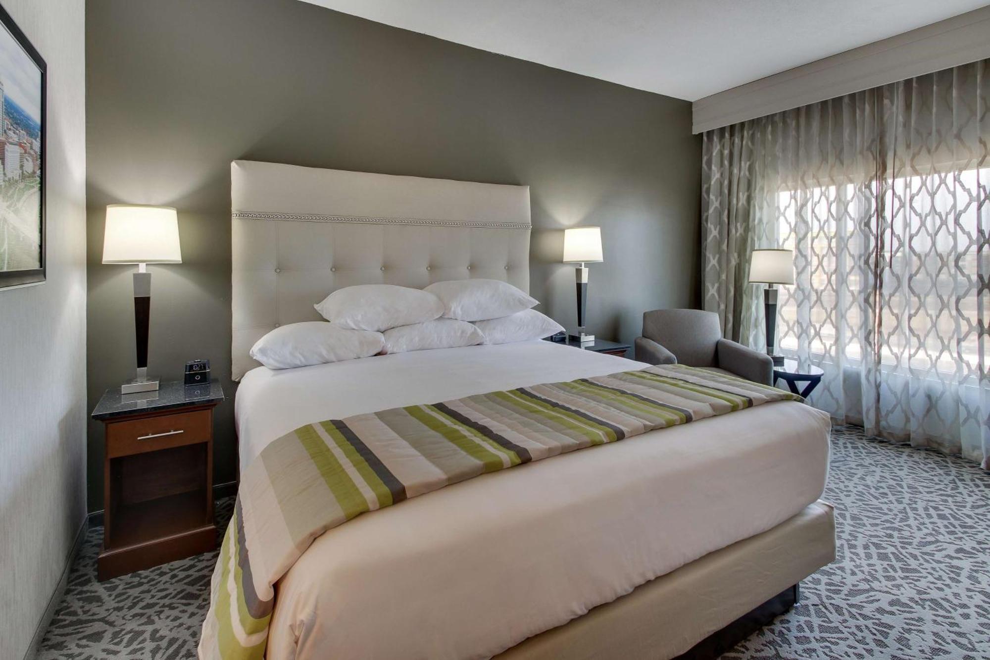 Drury Inn & Suites Cleveland 비치우드 외부 사진